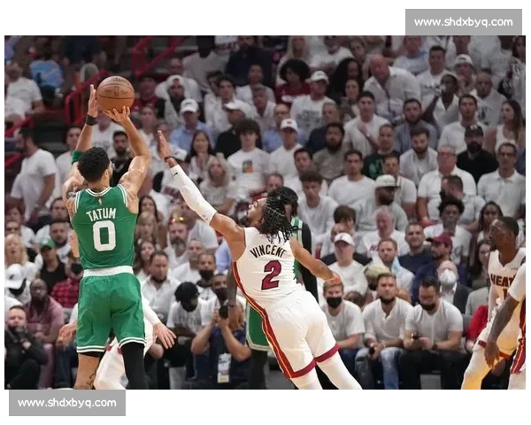 绿军火力全开鏖战热火东决级对抗点燃赛场激情巅峰之夜引爆联盟关注